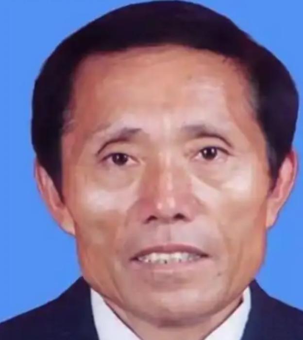 一个文盲村支书，自己掏6万办厂，一年干出200万。年底股东们坐一桌，死活不肯让外