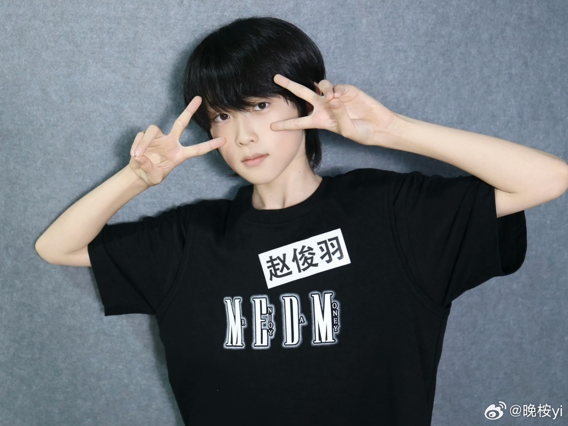 赵俊羽🧡赵俊羽 骏羽凌霄 俊心雕龙 “仲夏的凉风吹走炙热的焦虑 橙色的黄昏相拥