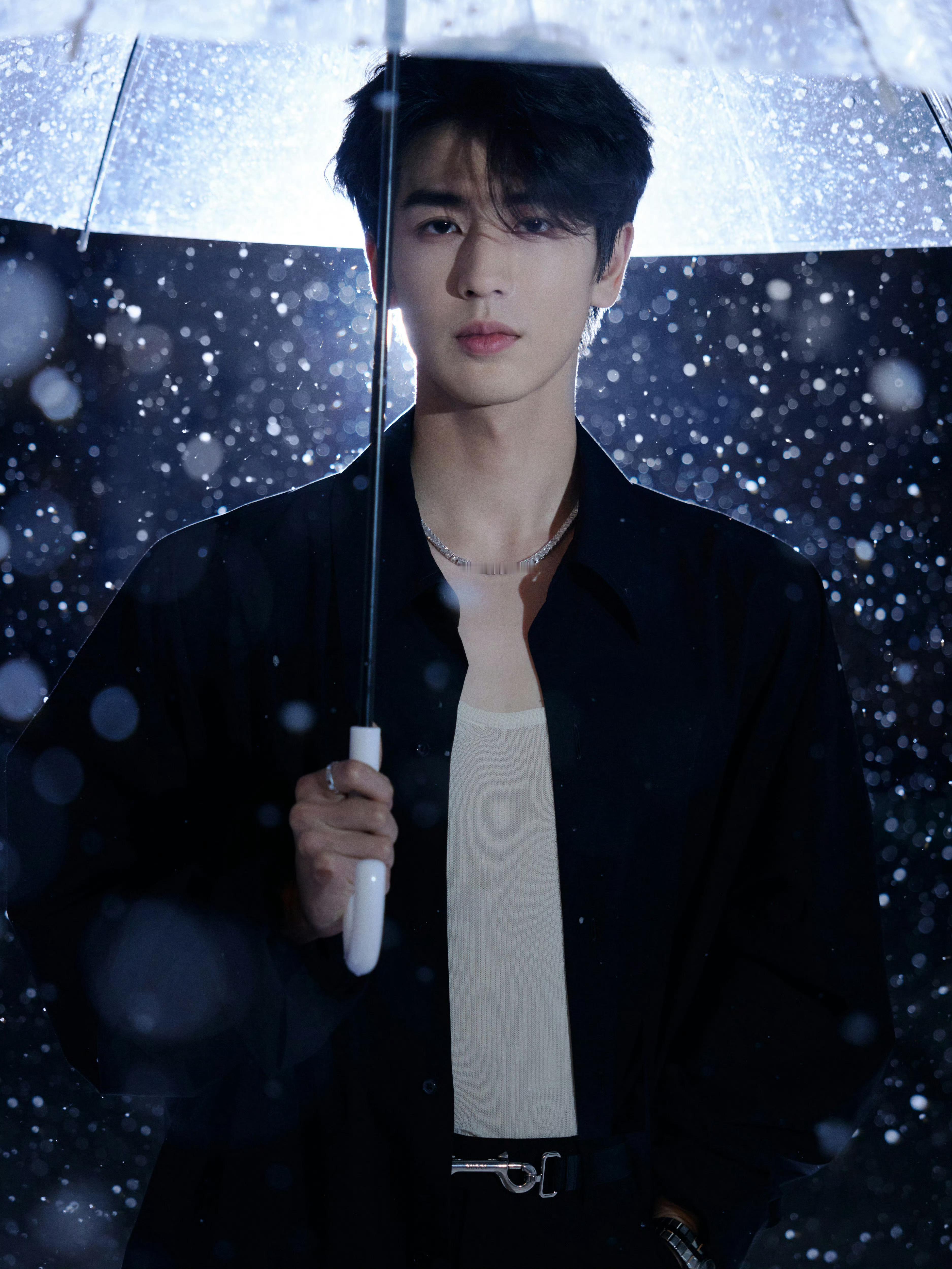 张凌赫身穿Gucci黑色大衣，佩戴Chopard High Jewelry高级珠