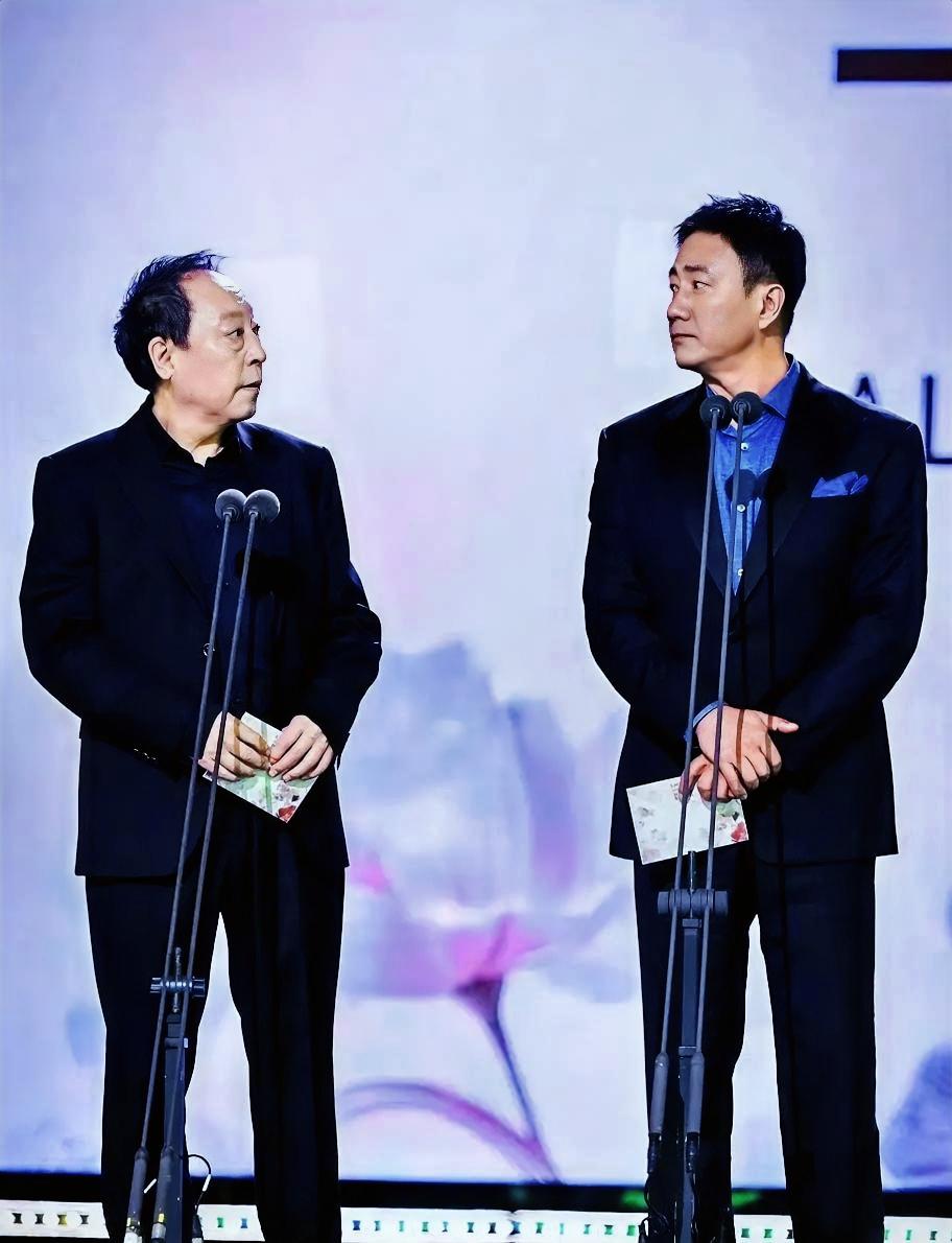 老同志“老实”，动眼不“动手”…[捂脸]