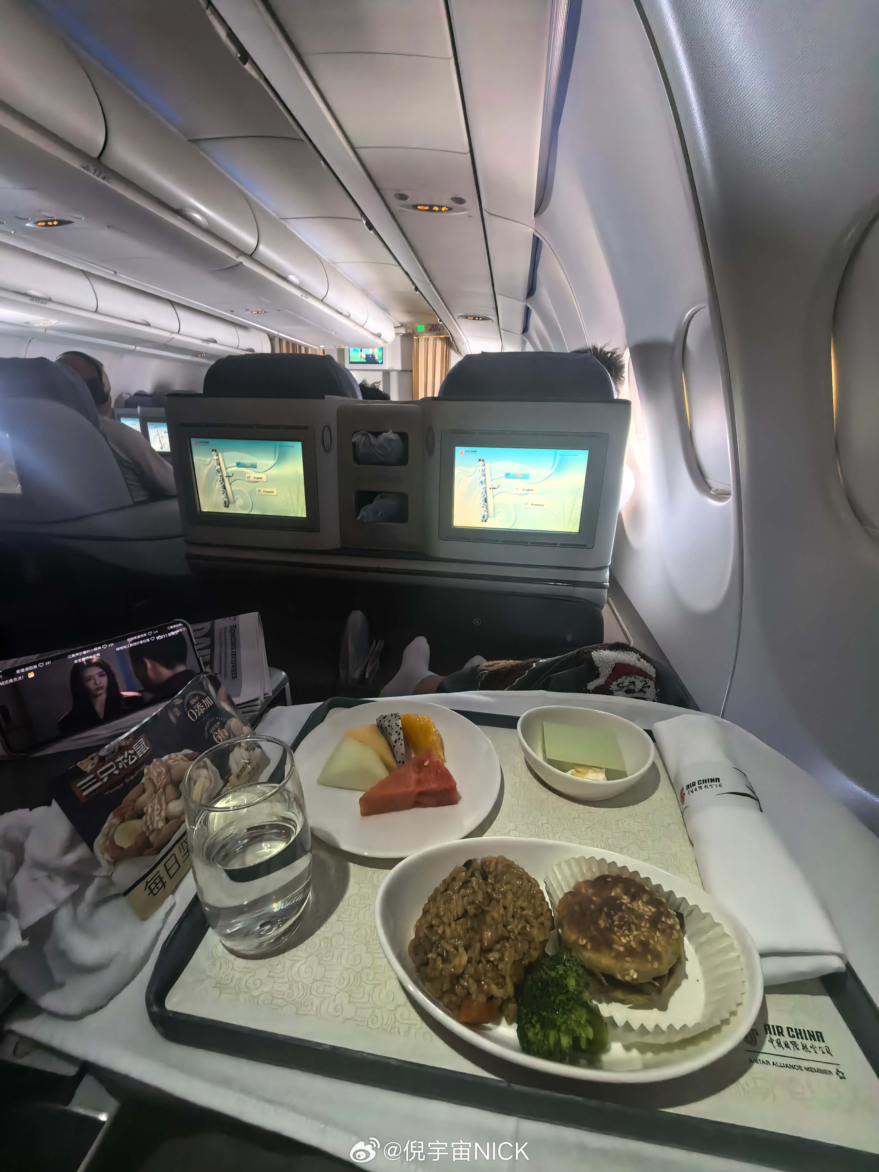 一口气睡到落地前的50分钟 5分钟吃完饭 继续睡 完美的补觉 落地开始集中处理工