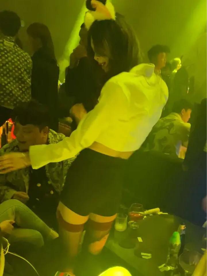 “摸我女友就是不行”广西，一男子醉酒后见邻桌女子长得漂亮，趁着不备，直接将手搭在