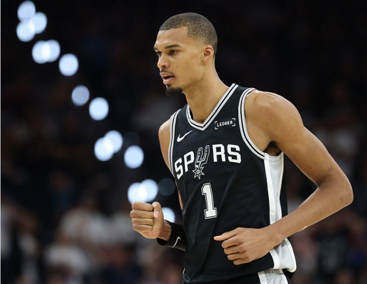 鏖战39分钟砍下32分！文班亚马全力带队，马刺绝境拿下关键一胜
 
NBA总决赛