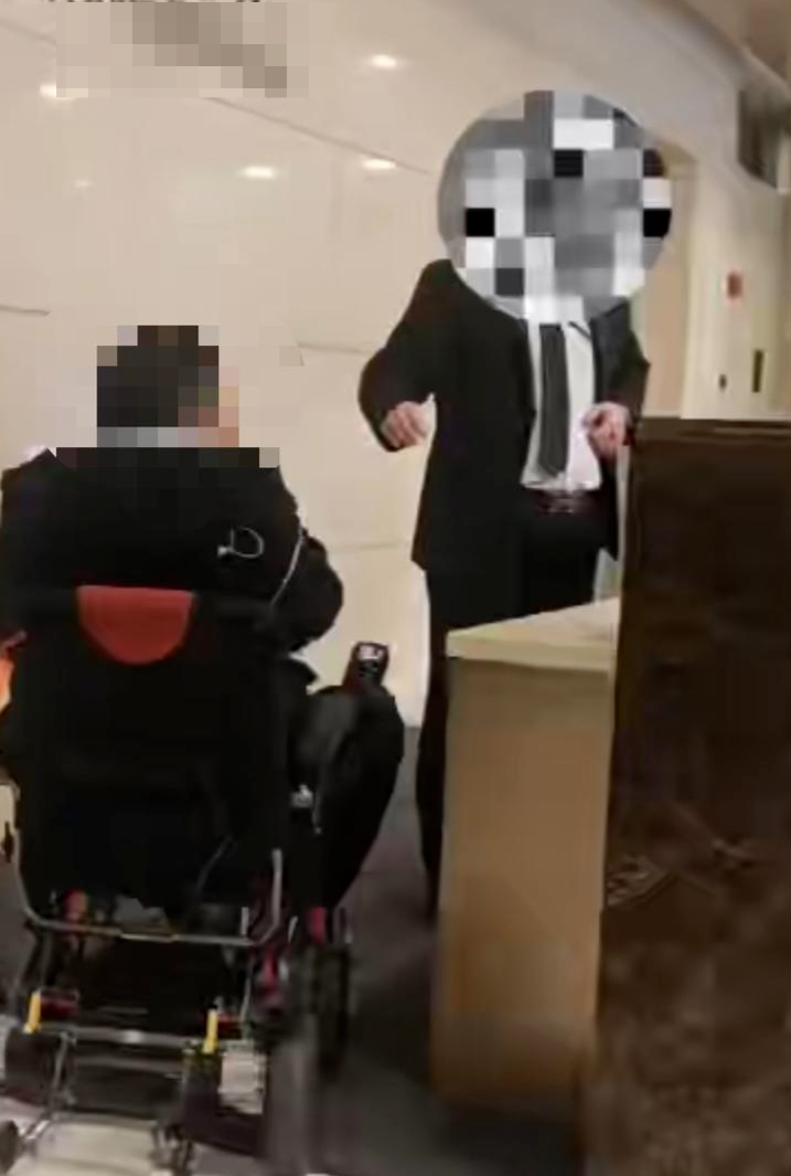 残障人士坐电动轮椅进大楼遭“驱赶”?涉事保安:对大楼管理规定理解有误