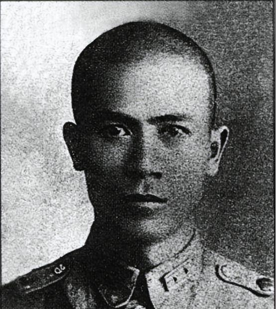1937年，在凛冽的寒风中，高志嵩与官兵默默地等待着，他们手中紧握着已拧开盖、拉