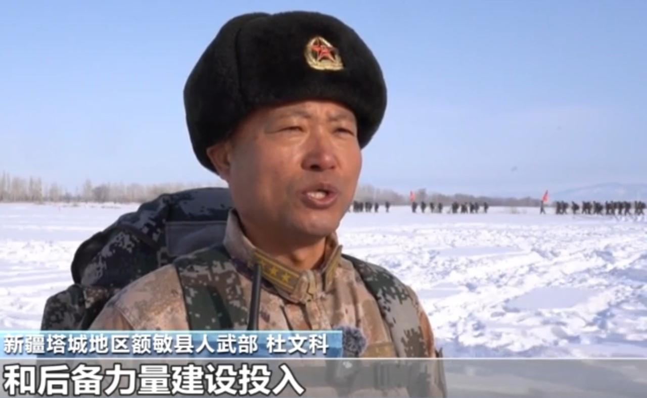 在新疆塔城额敏县的茫茫雪原上，一场军地协同实战化训练正火热展开。民兵队伍顶风踏雪