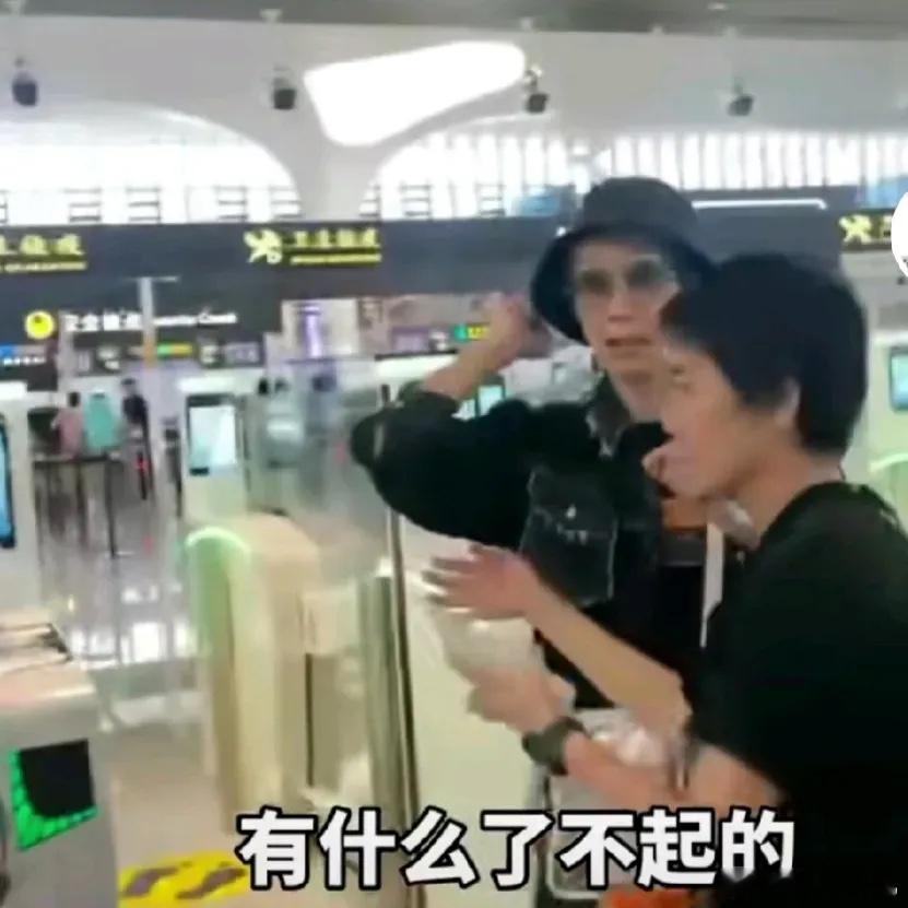 叶童在机场和粉丝互动，突然闯进一个男人说:“来拍个照。”叶童助理表示拒绝之后，男