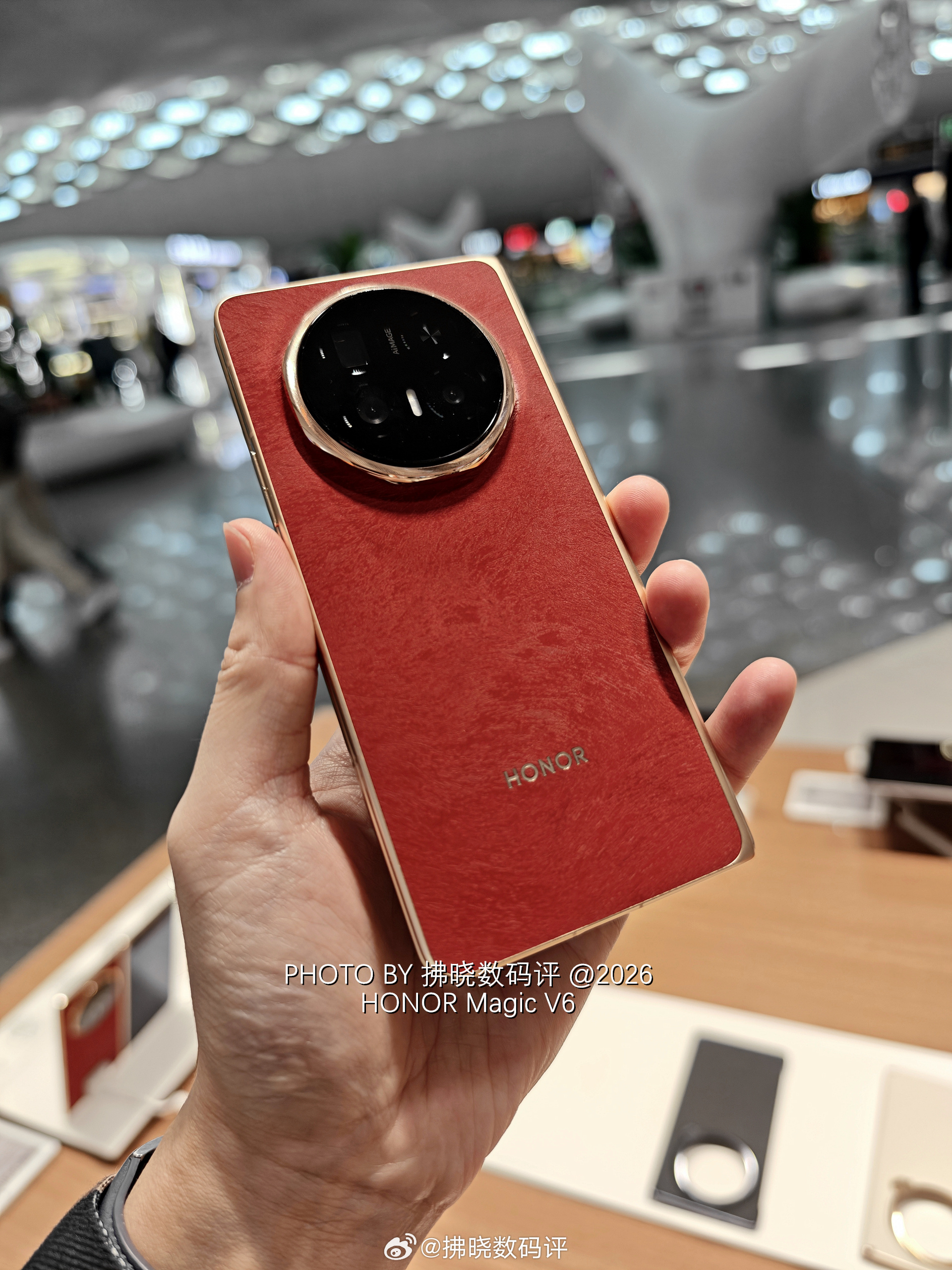 简单总结荣耀Magic V6 三大核心看点：· 至臻黑钻屏：5600层氮化硅堆叠