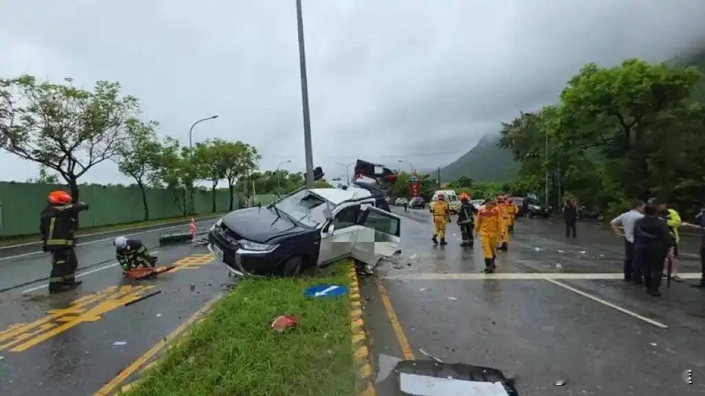 台风天警车失控撞路灯押解犯人当场身亡执法安全谁来守护
 
九月二十三号中午，台湾