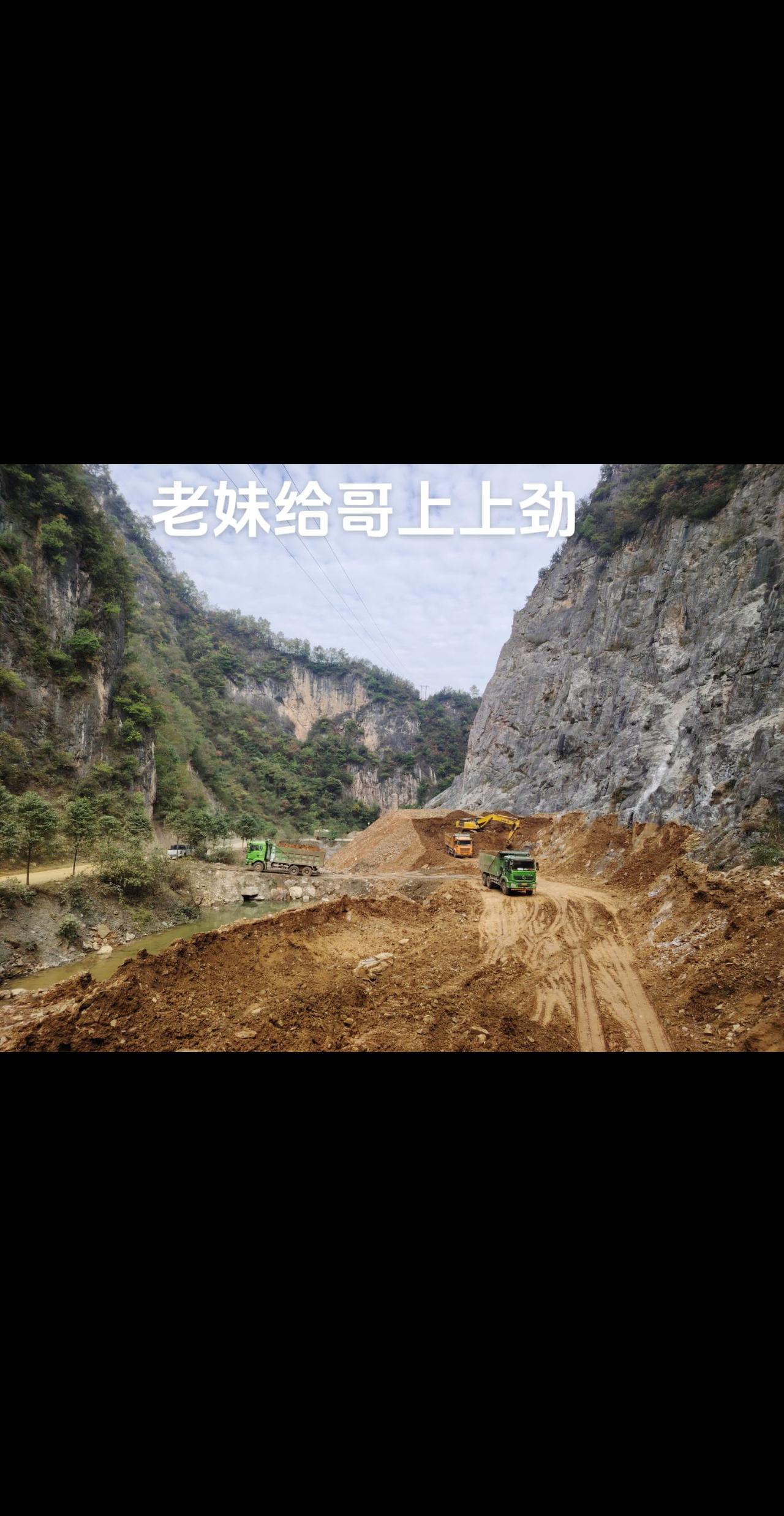 挖斗抡冒烟啦，装不完根本装不完 #施工现场实拍 #记录在工地上的日子 #挖掘机 