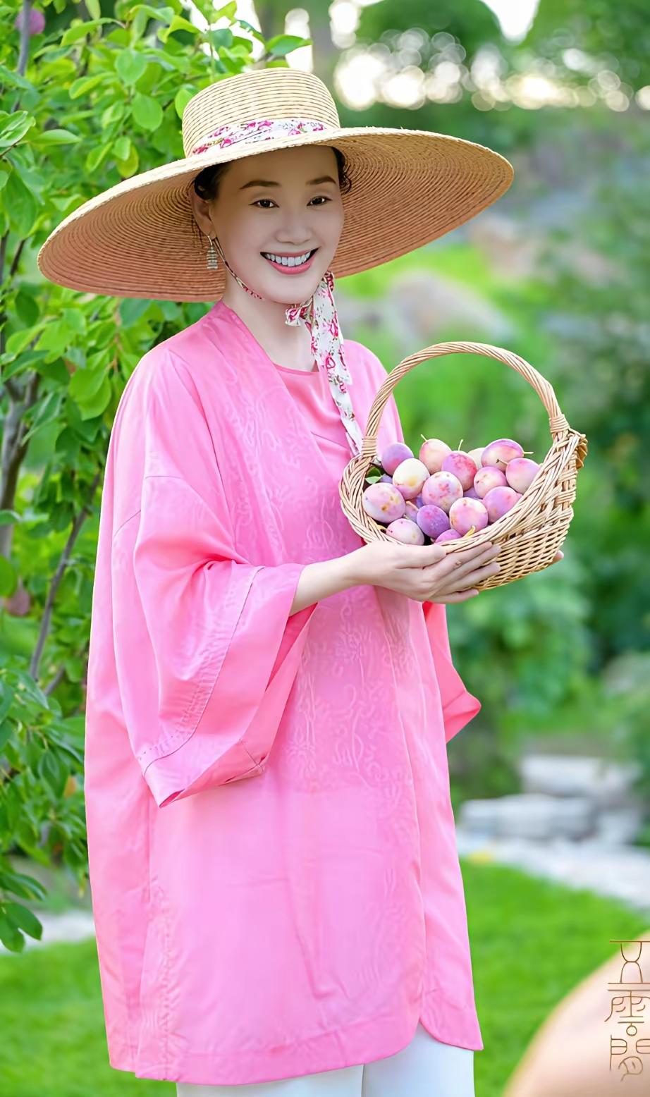 林依轮和他老婆两个人把日子过成了多少人心中的理想生活。又美又天然又田园，这才是过