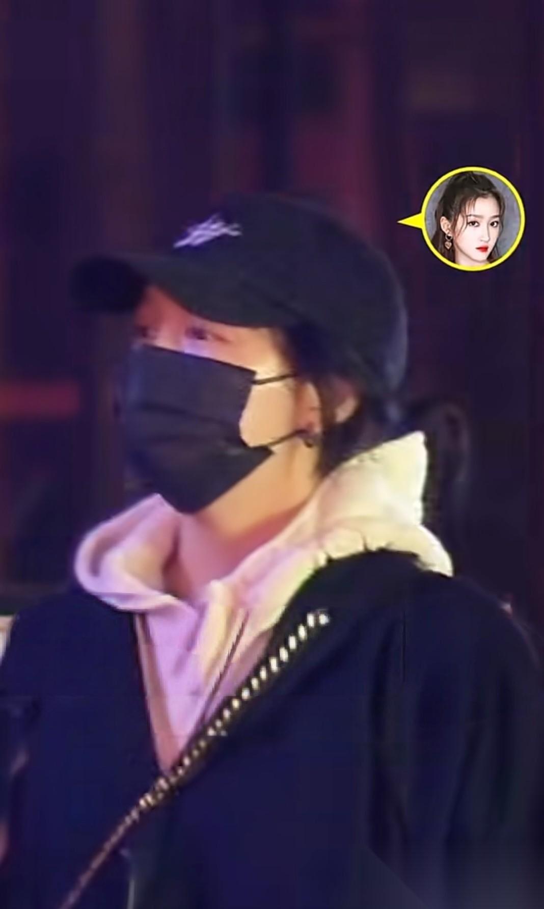 近日，有狗仔拍到关晓彤深夜现身北京三里屯，与朋友去酒吧小酌。画面里，她一身休闲打