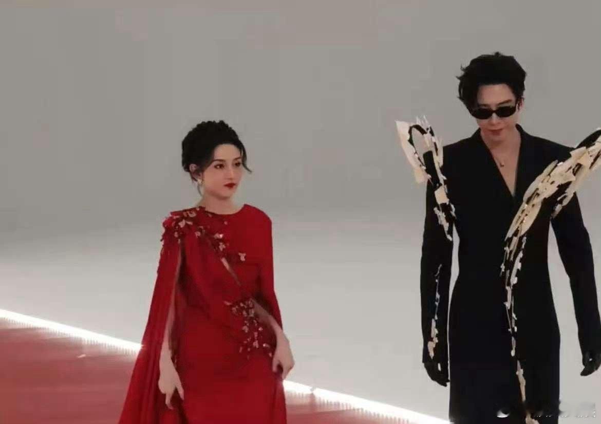 宋祖儿黑白相持宋祖儿小孩穿大人衣服宋祖儿黑白相持，好美， 