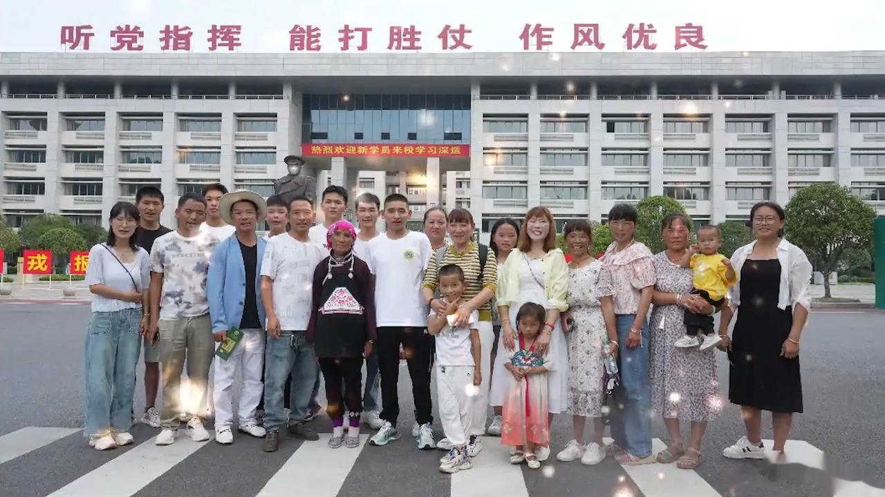 近日，湖南长沙。小伙子考上取国防科技大学，整个家族22人从云南到长沙送他报到，在