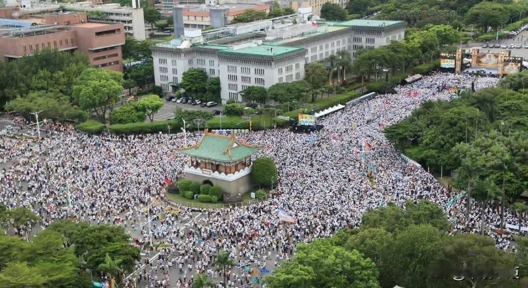 民进党旗下绿媒与网络侧翼再度出动。国民党主席郑丽文昨天（25日）晚间表示，凯道“