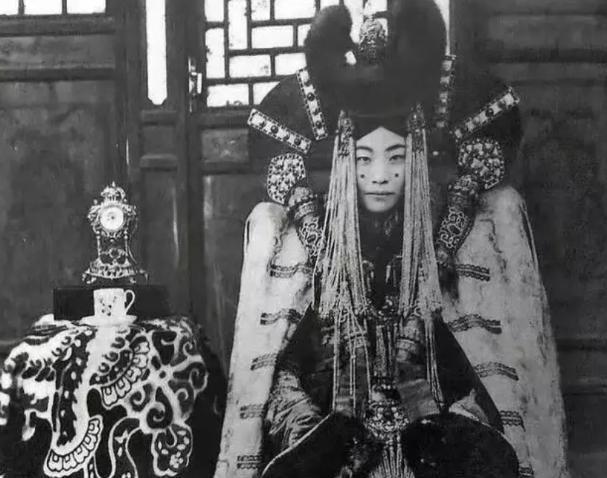 1938年，斯大林下令处决了外蒙古的末代皇后，在执行死刑前，皇后格嫩皮勒展现出与