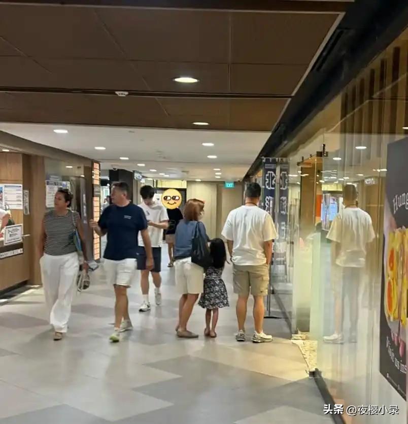 9月14日星期日，孙燕姿和老公带着两个孩子一起外出过周末，他们一家人去逛了商场，