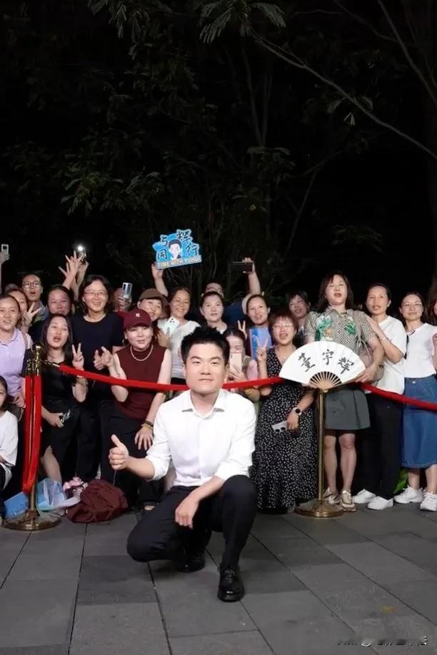 支持董宇辉的都是什么样的人？
①欣赏他才华的人
②看喜欢他的人多跟风凑热度的人
