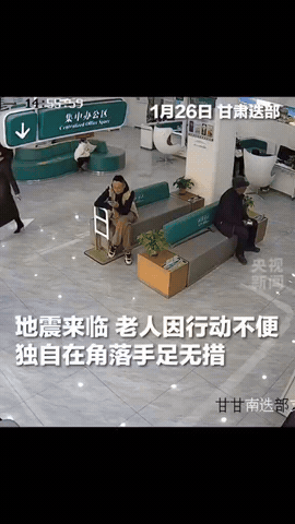 地震突然来袭，剧烈的晃动中，一位女士在逃生中回头一看，发现了角落中孤立无援的老人