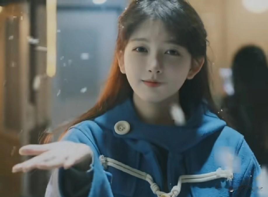 惊鸿的一瞥，
野径上，水仙临水，
初发的蓓蕾自照。