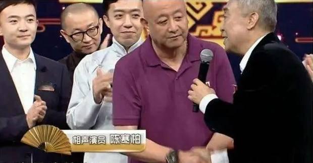 5位相声演员同框旧照：我认出了拿着话筒的师胜杰，穿着紫色Polo衫的陈寒柏，身着