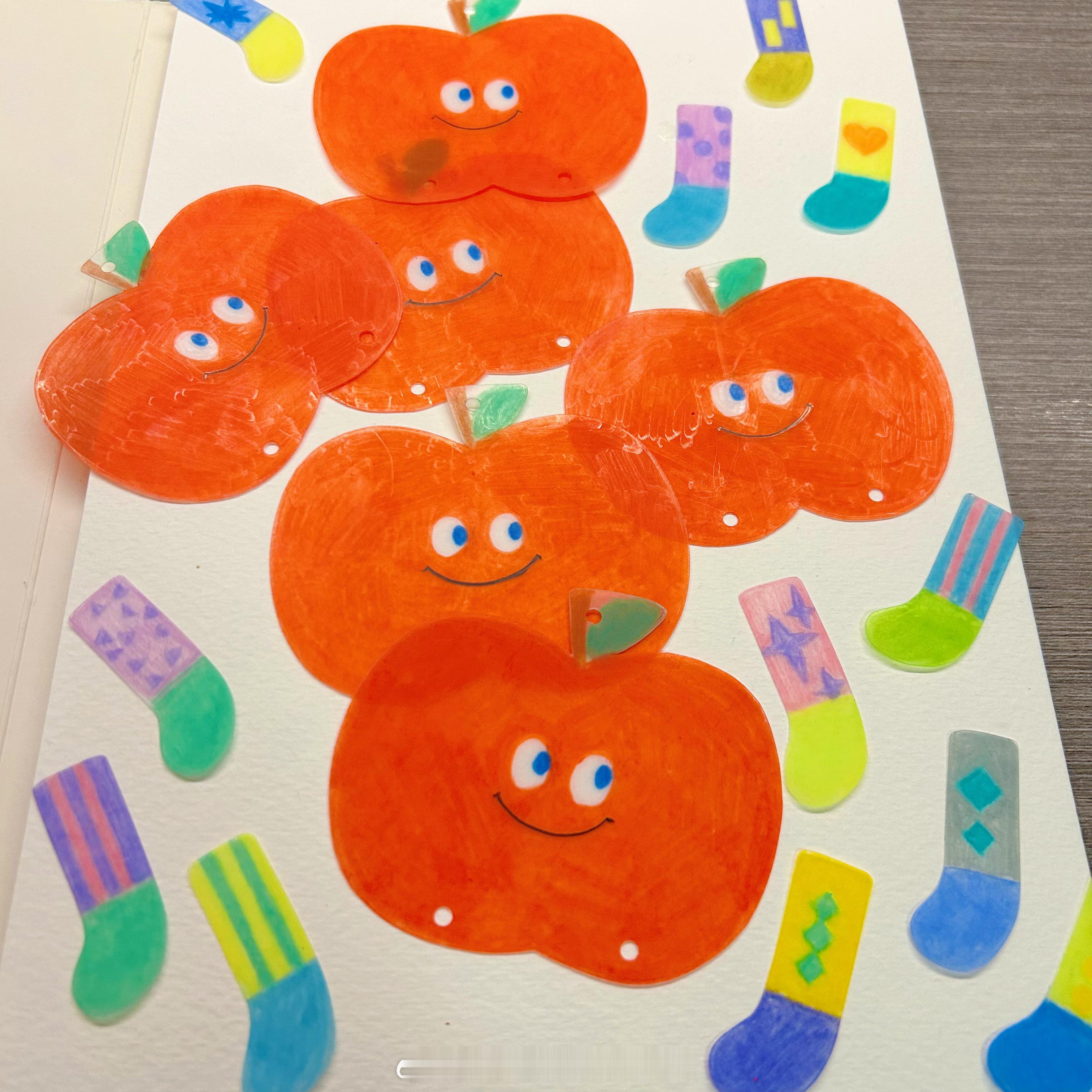 由于我不停地画苹果 不停地画苹果红色的彩铅比别的颜色短了一大截[二哈]#手工[超