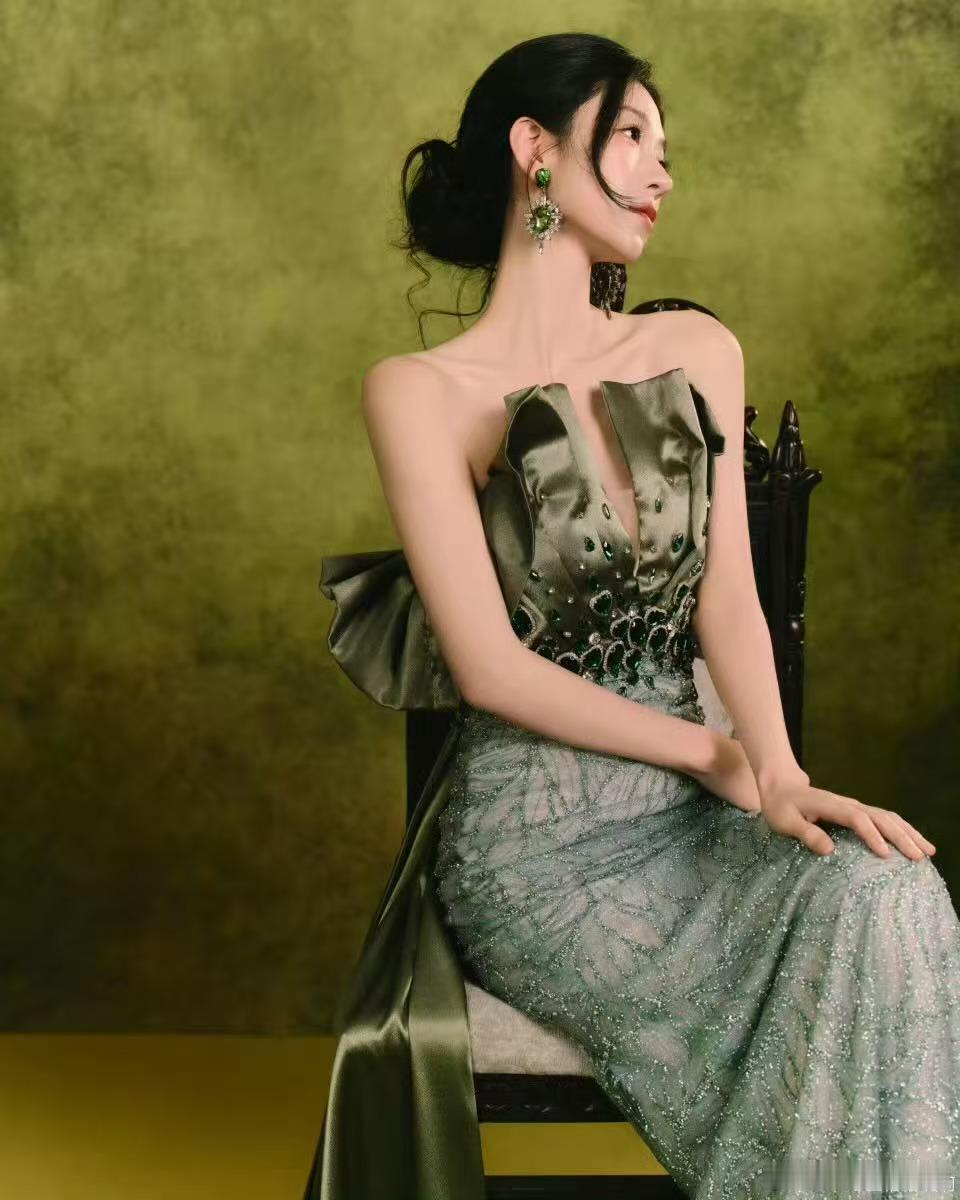 王格格这张脸太权威了王格格的美，是内敛却有力量的美：似花苞初绽，又像沉静的新绿，