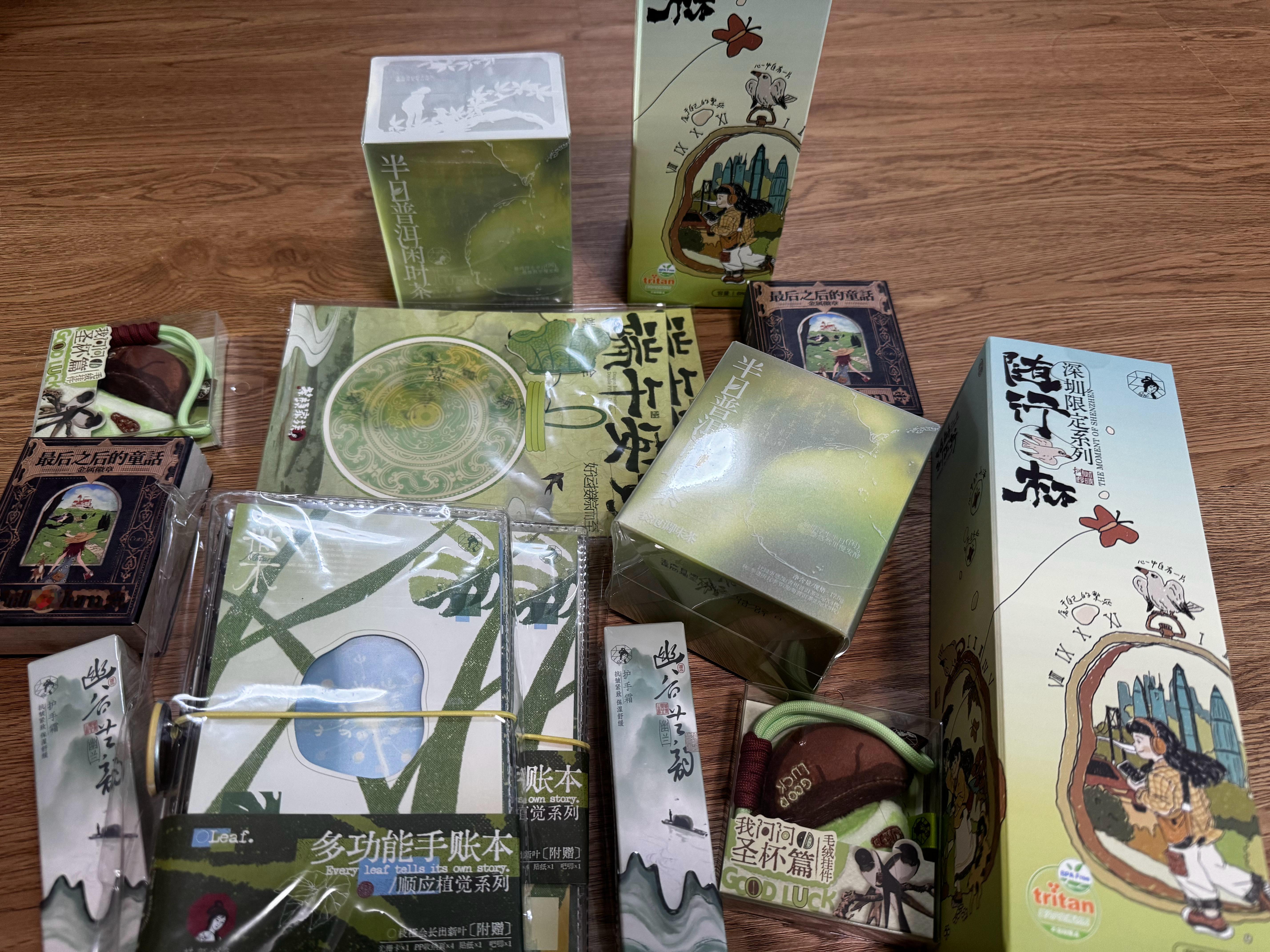 睡醒就收到了茶颜悦色的端午礼盒～～开心！！谢谢！大家去长沙一定要喝茶颜悦色～真的
