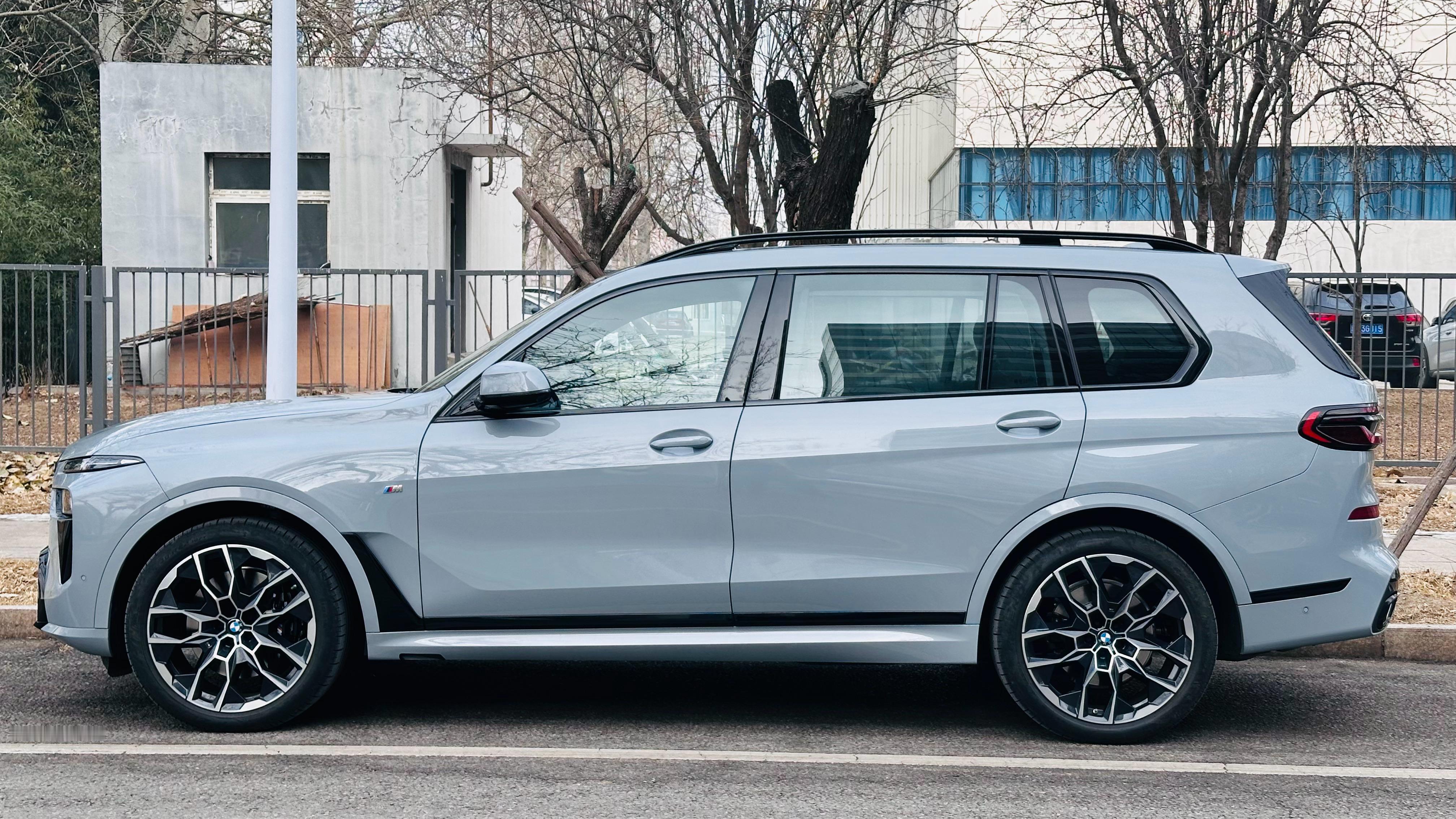 前天参加了一场 BMW 大型豪华车深度体验活动。 和 BMW 的同事一起，从设计