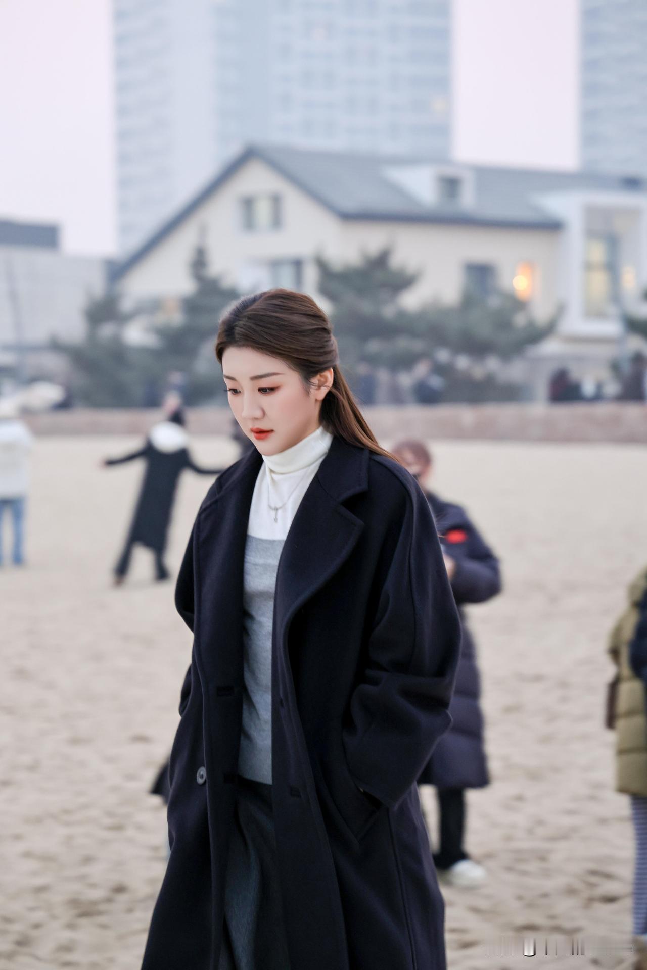 12月19日，奥运冠军陈梦与主持人李艾现身河北秦皇岛北戴河阿那亚景区拍摄商务广告