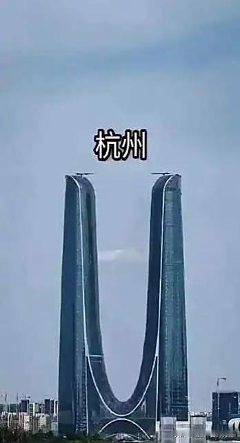 好家伙，这两个地标是设计师把图纸反着再用一遍吧
我身为导游，我去过杭州，毕竟我是
