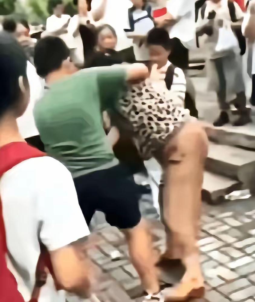 太痛心了！六年级孙子校门口锁喉摔奶奶，就因为没拿到零花钱——这哪是“隔代亲”，是