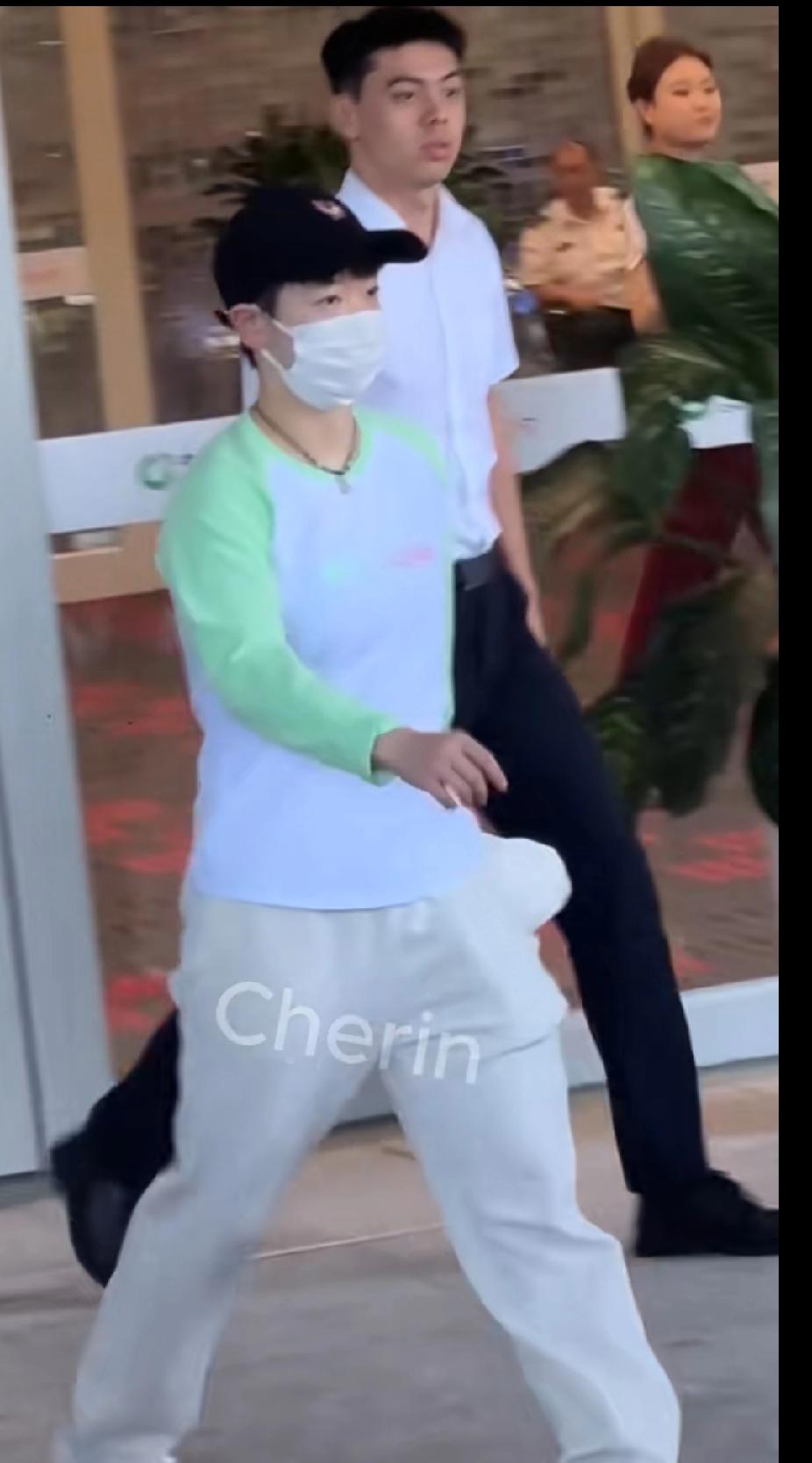 孙颖莎抵达乌鲁木齐备战乒超！
 
孙颖莎现身乌鲁木齐，备战乒超第三阶段比赛啦🏓
