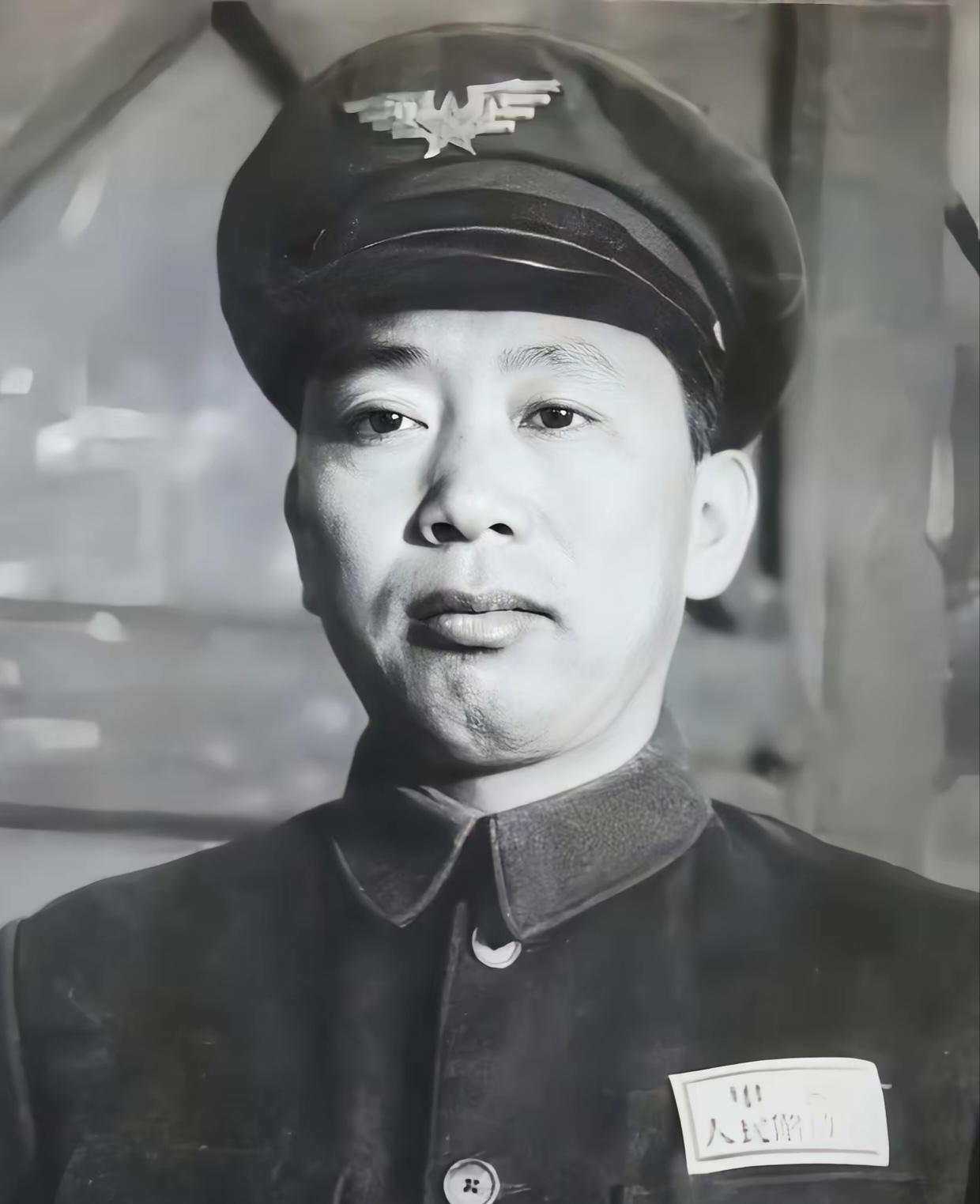 1935年，刘亚楼的警卫员谢志坚不小心落入敌手，被敌人吊在树上打，一农村老汉看见