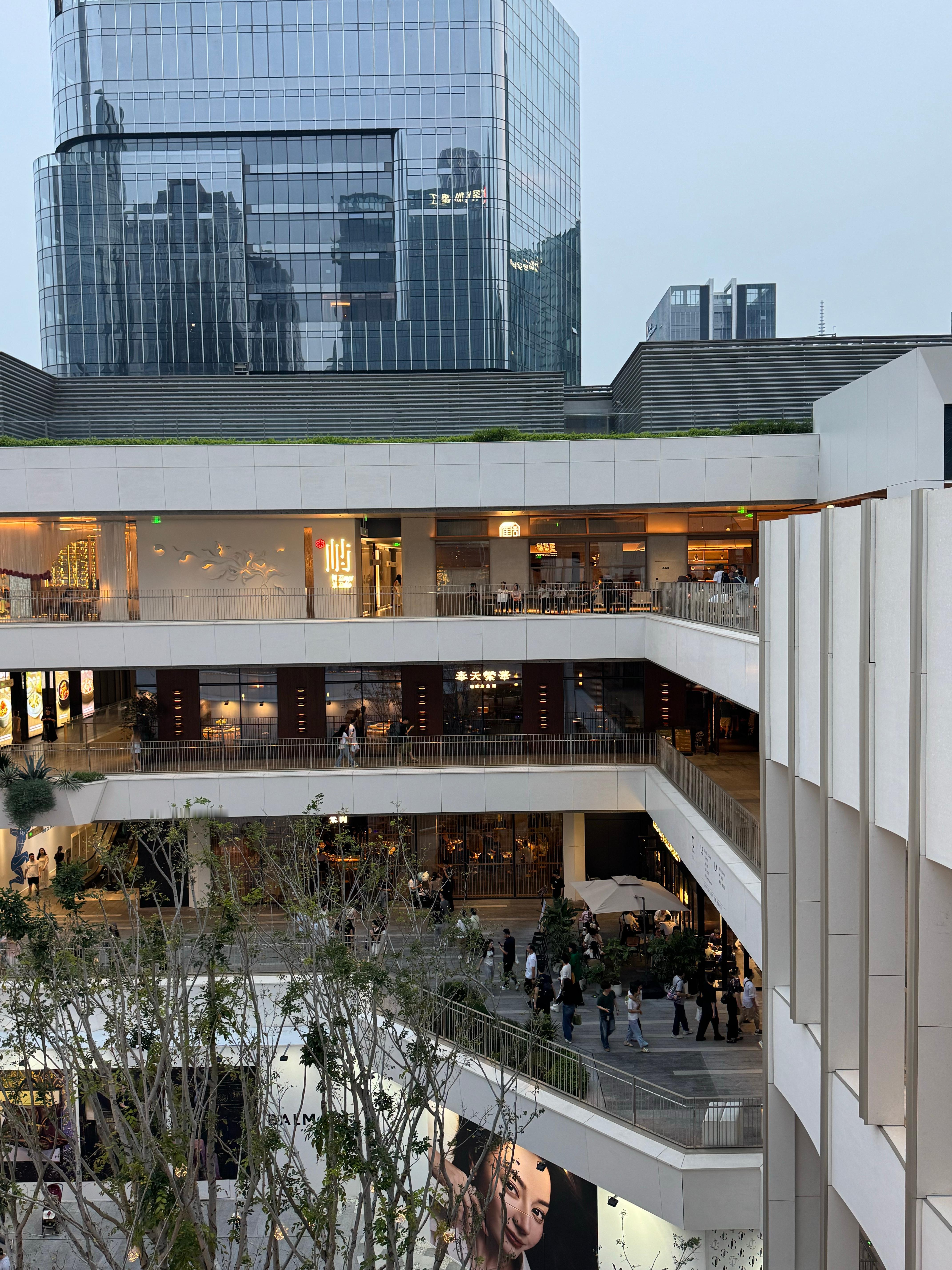 还得是深圳啊，万象城又搞了个这么大的二期，人流还这么多。就是还没修建完，走哪哪上