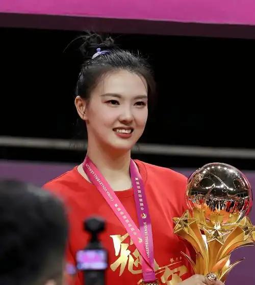 张常宁能拿多少奖金？即将退役，全运女排冠军
在巴黎奥运会前，张常宁复出驰援了，但