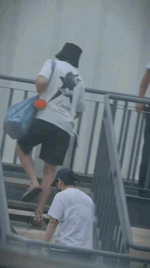 崇明岛封训结束后国乒大部队回京！
莎莎就是跟头哥一起走的vip通道，两个人一前一