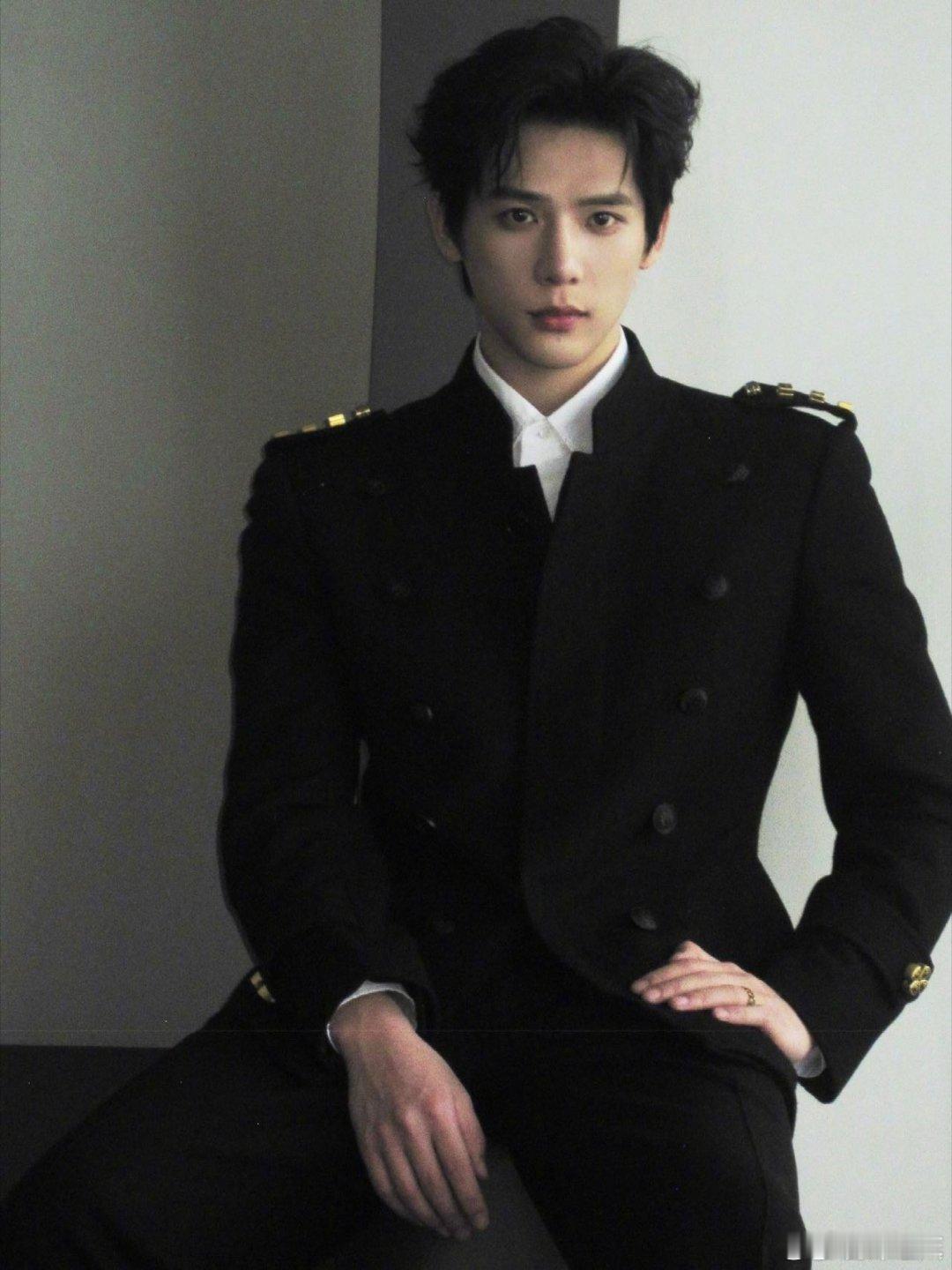 王安宇飞驰人生3新镜头 王安宇在《飞驰人生3》新预告里的赛车服造型鲨疯了！带油污