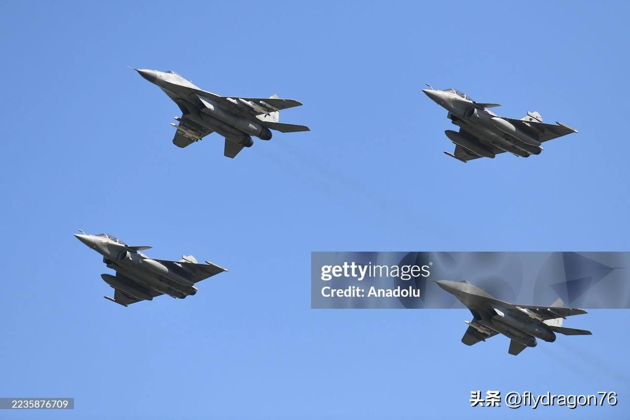 🇷🇸塞尔维亚米格-29和法国阵风战斗机在塞尔维亚阅兵式上亮相。

部分米格战