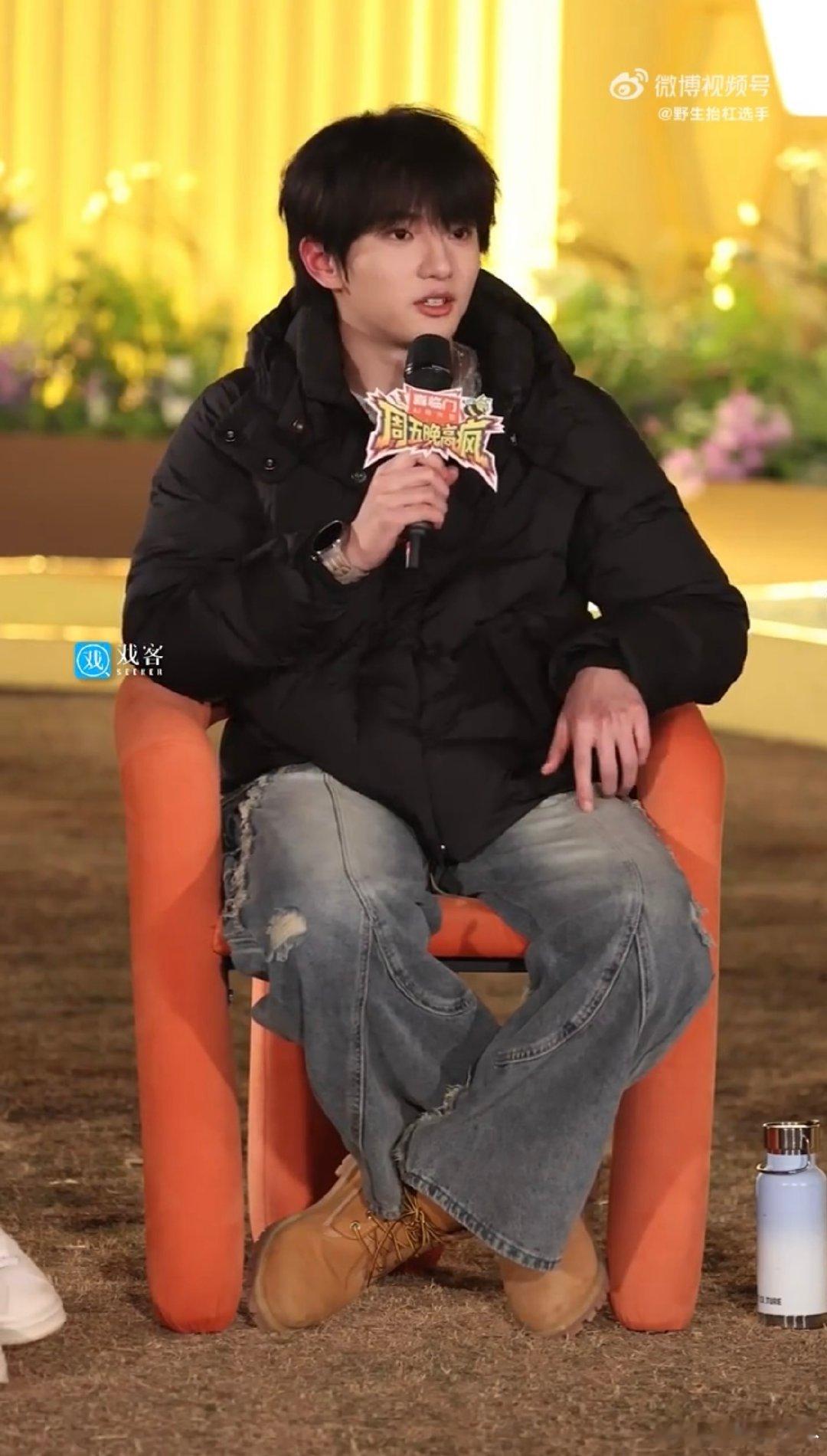 穆祉丞回应成年后首部综艺 中午各聊各的没察觉录制，迪哥Q吃饭才回过神，这小插曲直