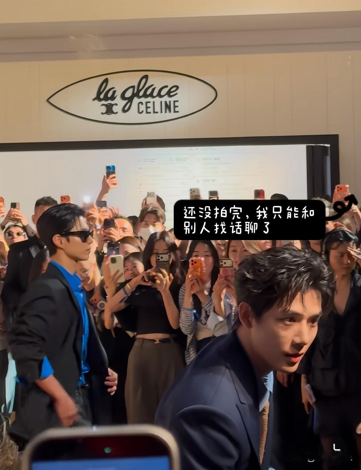 王安宇也是遇到对手了！
回现在就出发嚣张不起来了！
一堆人都在拍朴宝剑，自己被晾