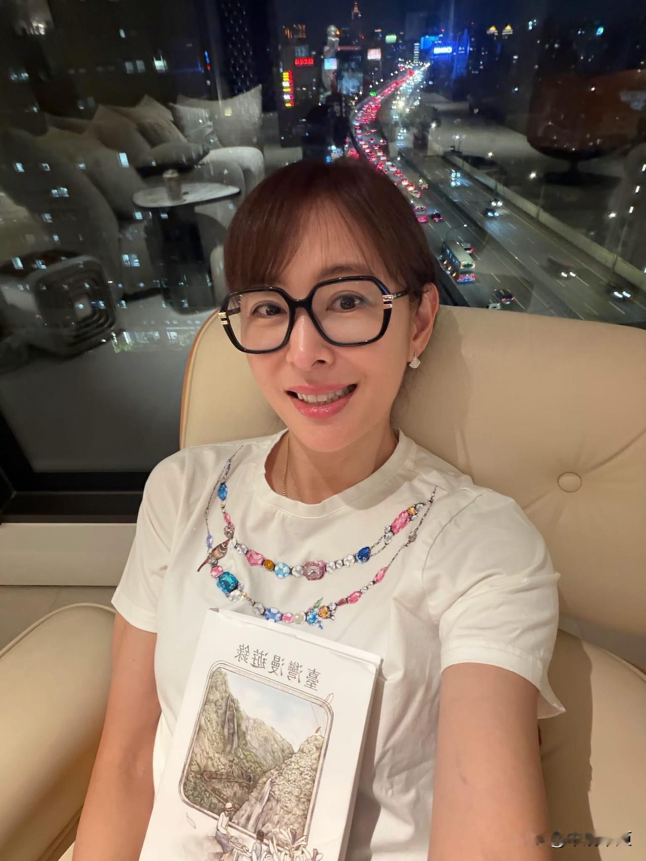 台北101董事长贾永婕今（1日）在社媒发文表示，今天拿到我人生第一副老花眼镜了，