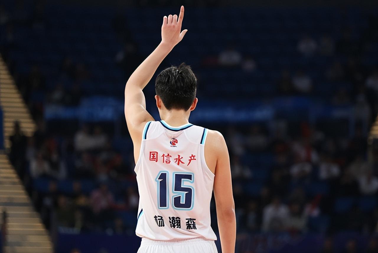 杨瀚森加时赛8个回合，三个细节，完美诠释对比赛“影响力”
青岛队的18岁新秀杨瀚