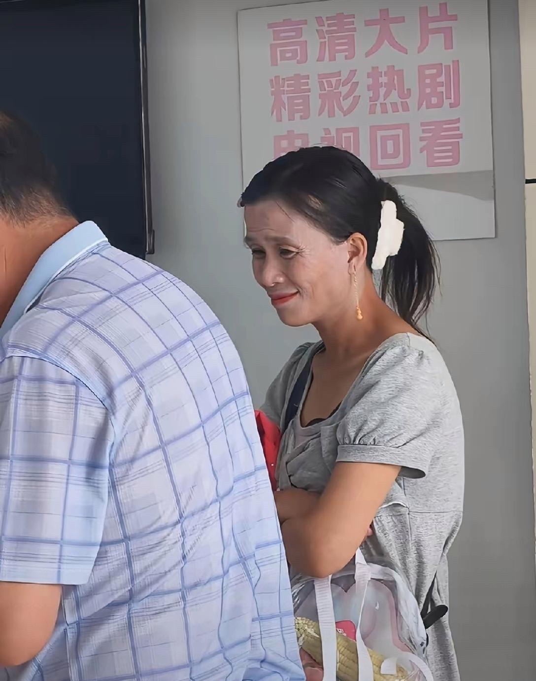 大姐这妆化的太真实了 