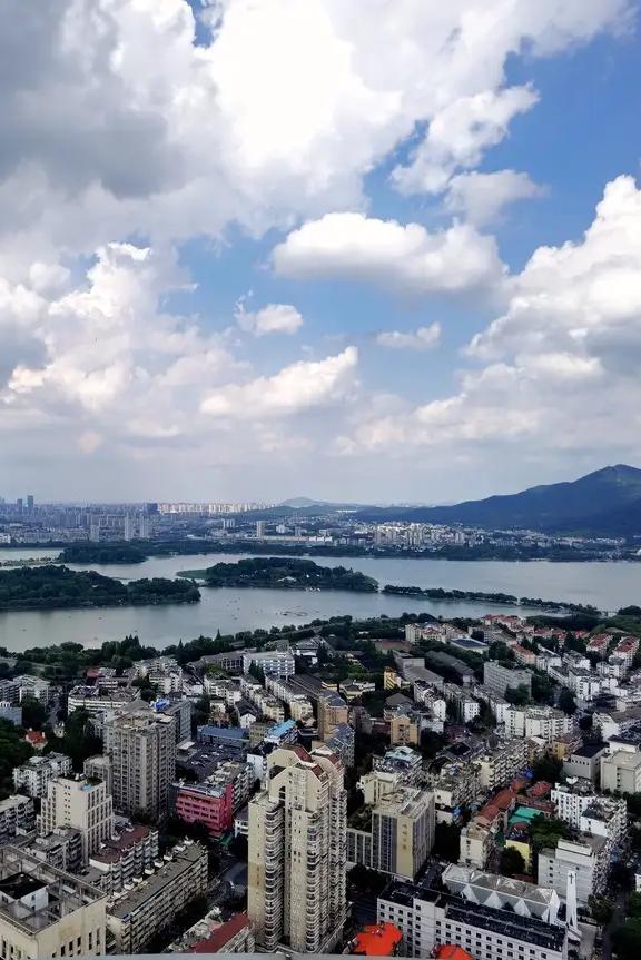 俗话说“风声大，雨点小”，台风“巴威”却反其道而行之，风声小，雨点大。这台风堪称
