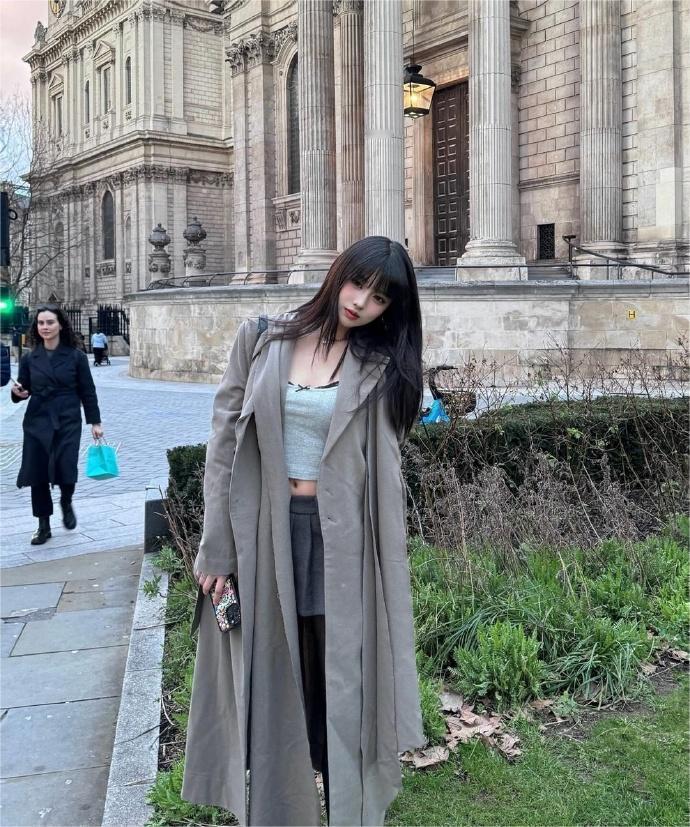 汪峰大女儿罕晒英国留学照！才18岁身高已超1米75，与闺蜜逛街穿短裙秀小蛮腰，气