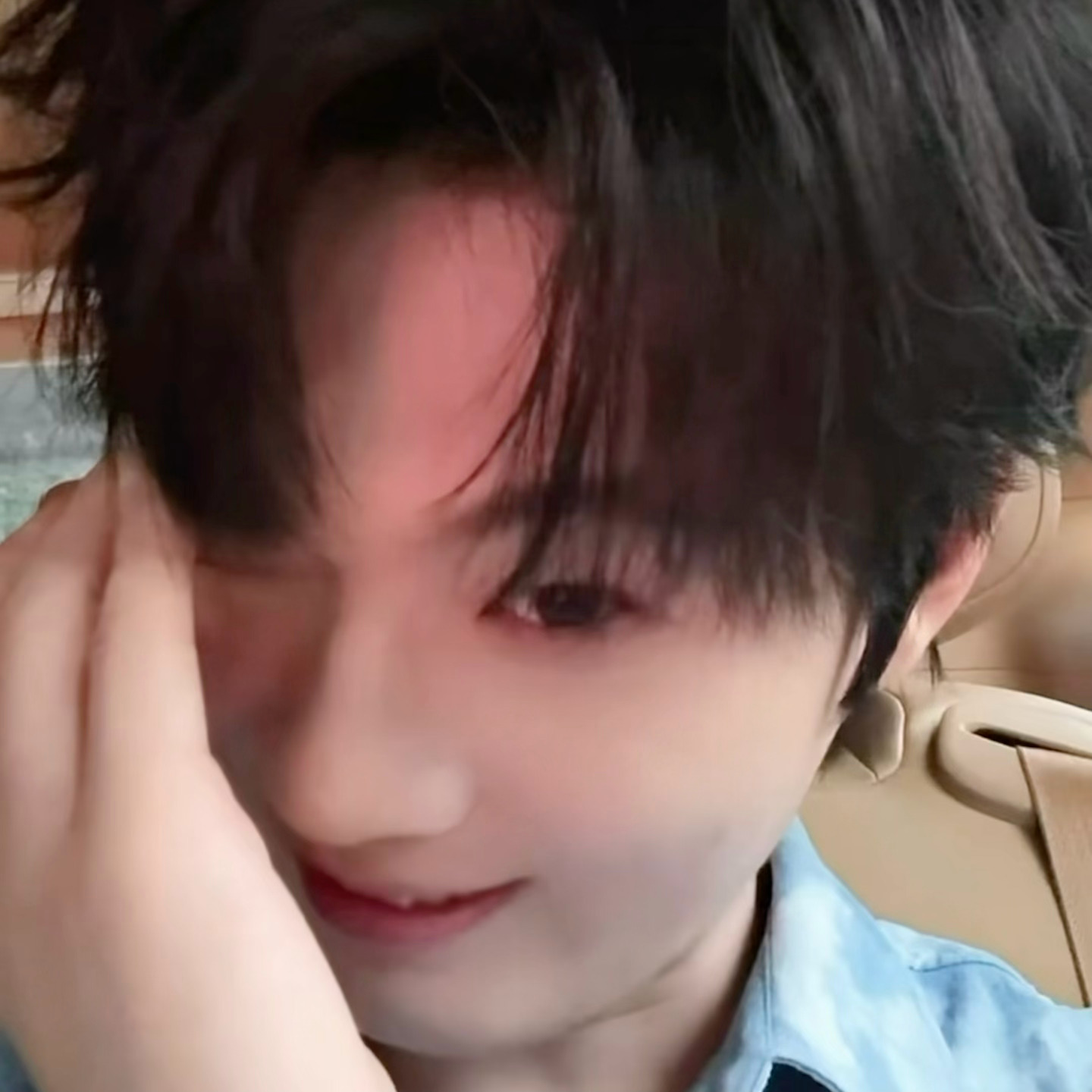 一些好可爱的瞬间：“笑一个！高超～”“大家好，我是高超😮”“哎呀～！😉” 