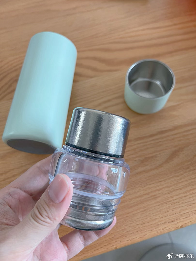 我宣布我爱上这个杯子了，钛合金的，不像不锈钢死沉。泡茶很方便。适合带出门，节奏慢