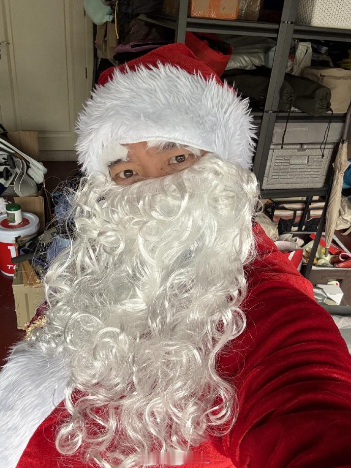 郑恺cos圣诞老人  郑恺圣诞节cos圣诞老人  看呐，郑恺化身圣诞老人过圣诞的