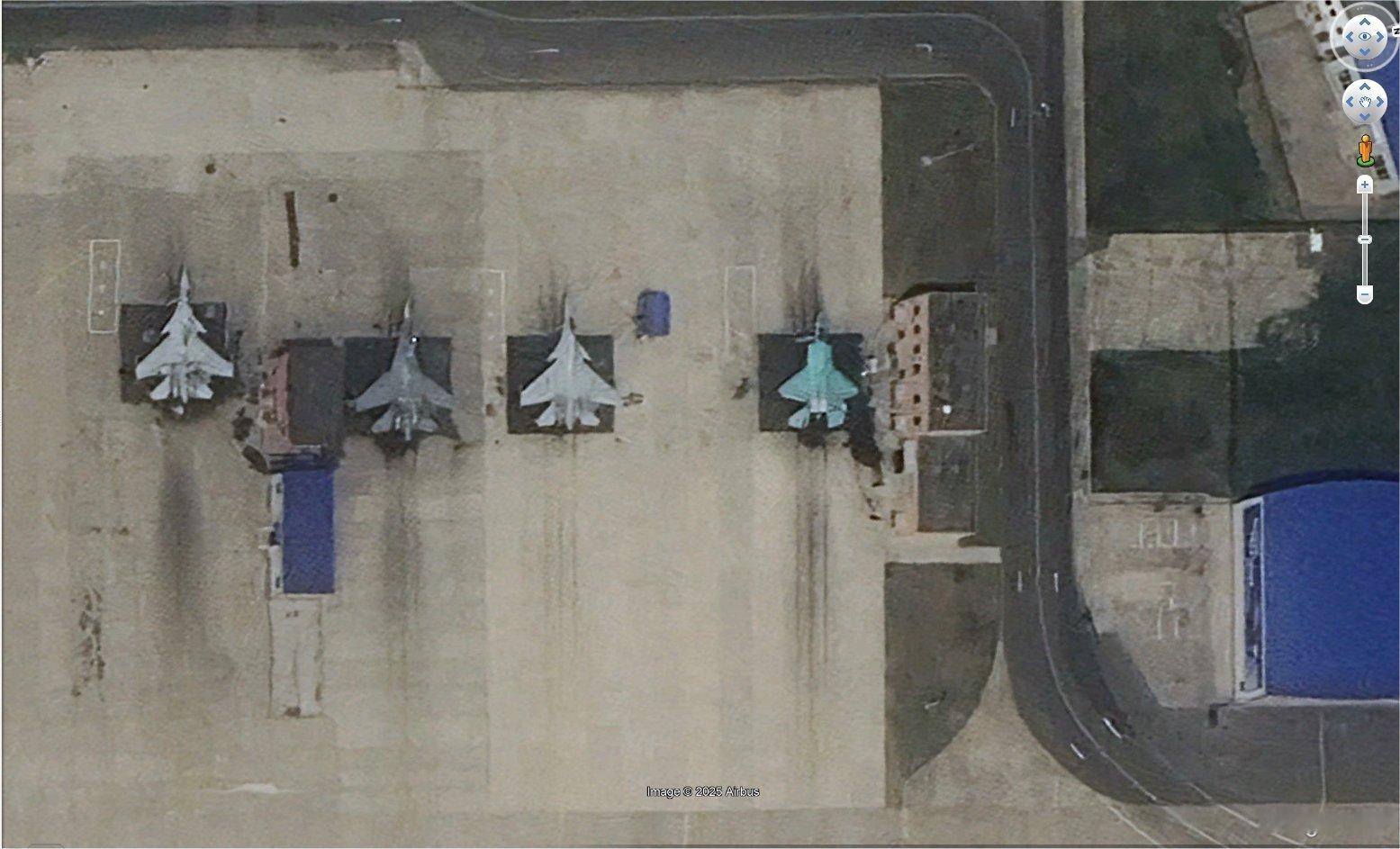 北方某地试验机场的高清卫星图 [挖鼻]J15T、J16、J35A一字排开，不知什